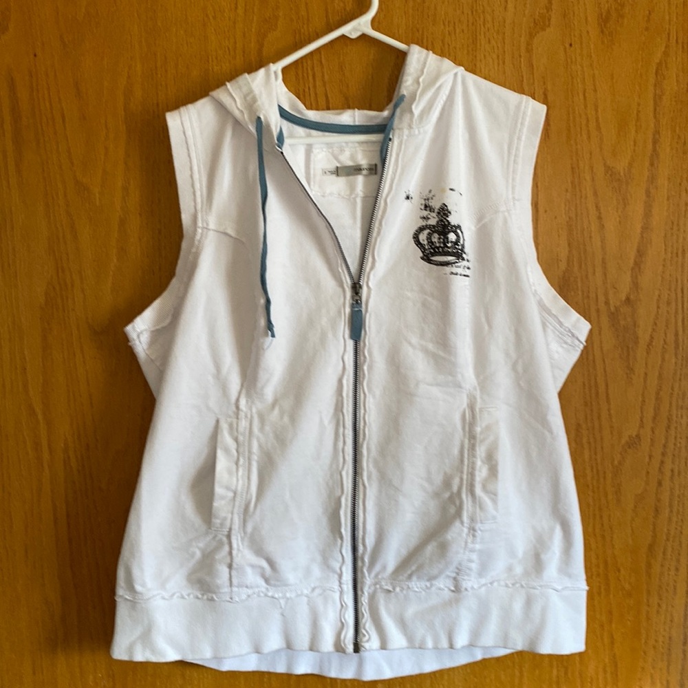 Adorable Maurices 2 sweatshirt vest sleeveless, white with black stamped design